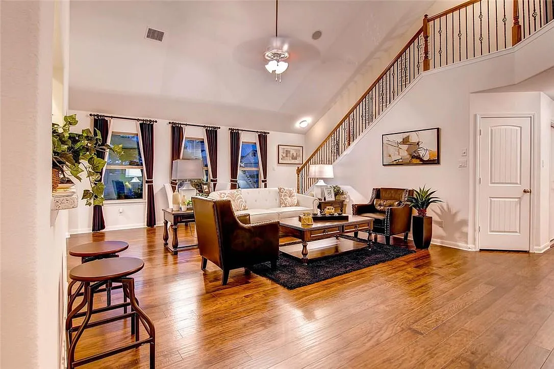 4 bed, 3.0 bath, 2345 sqft, $2,370 — Photo 3