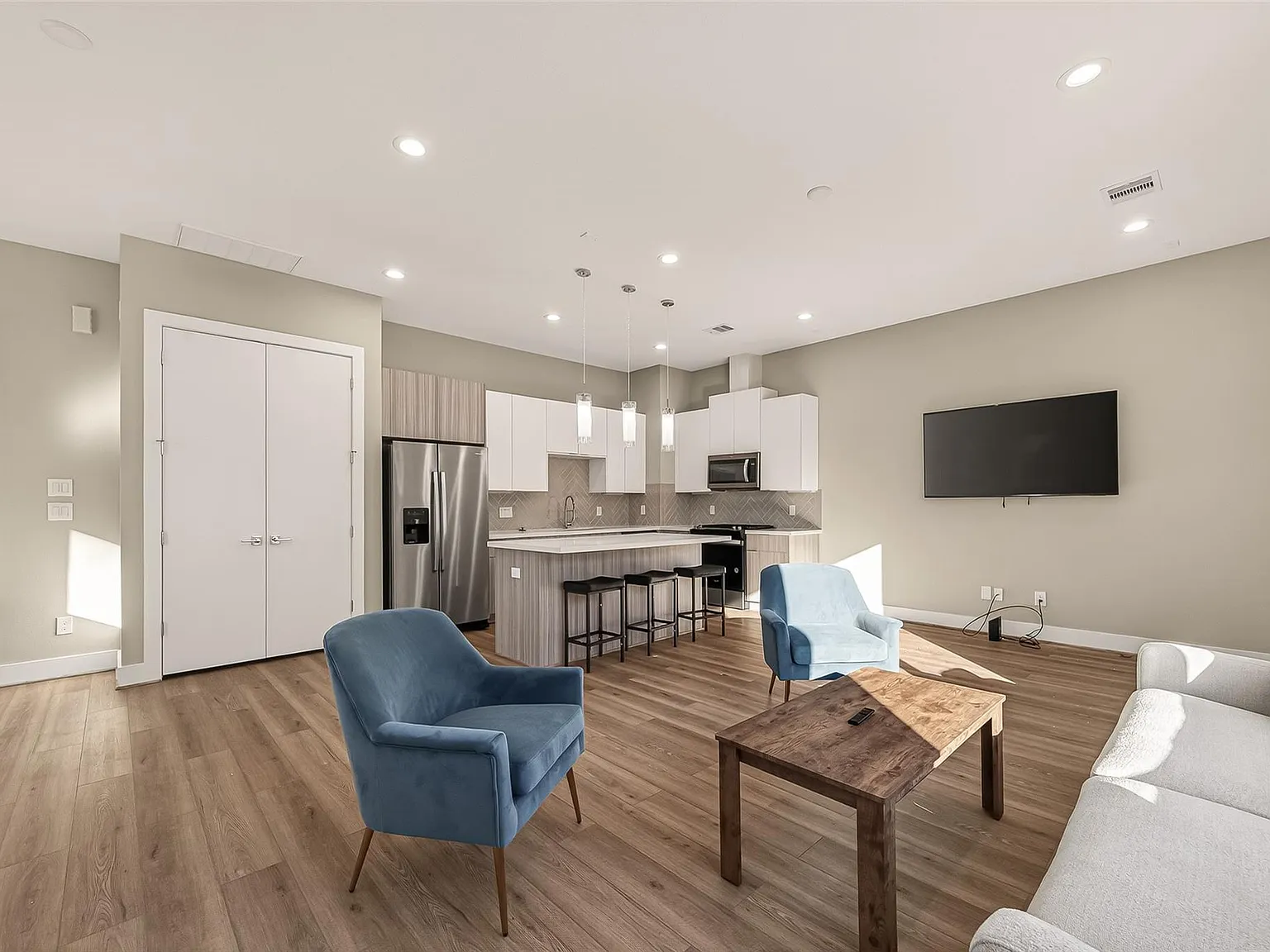 3 bed, 2.5 bath, 1556 sqft, $2,300 — Photo 4