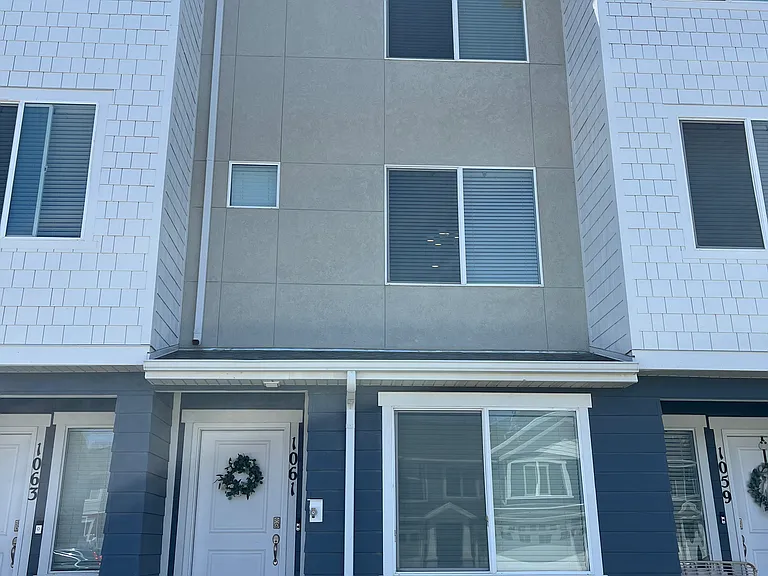 1061 E Waterway Ln — Photo 2