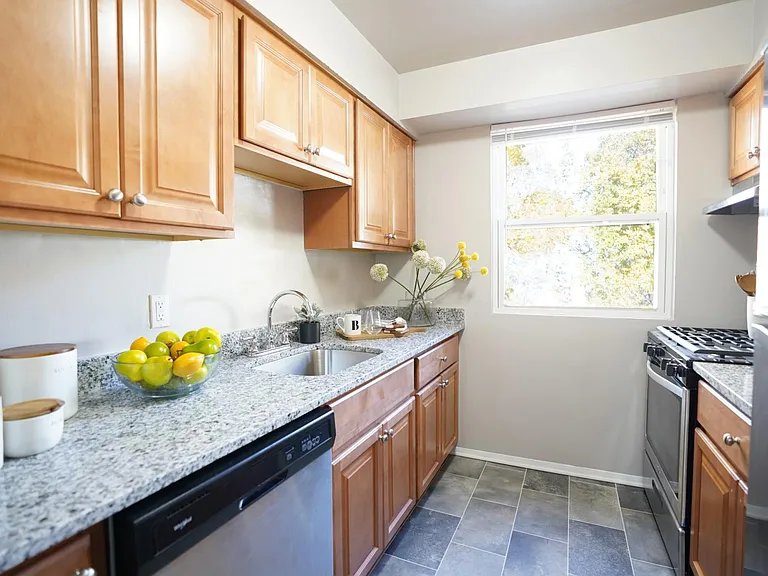 Creekside Apartments — Photo 13