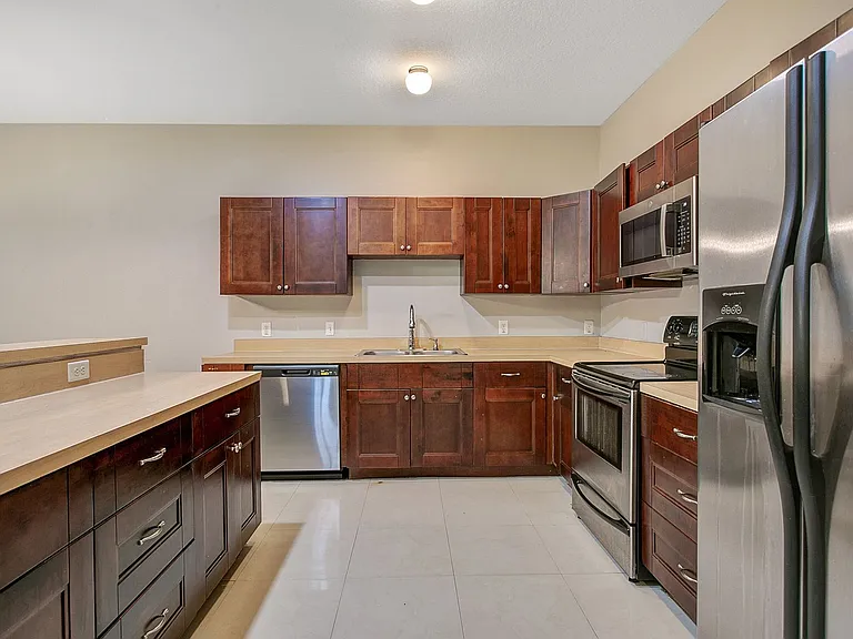 225 E Pine Ave — Photo 7