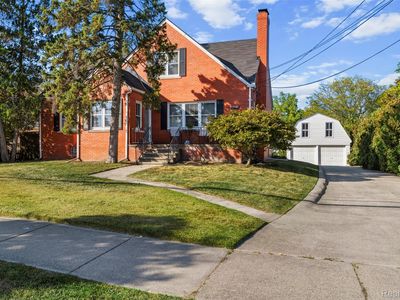 2735 E Maple Rd, Troy, MI, 48083