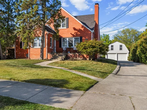 2735 E Maple Rd, Troy, MI 48083