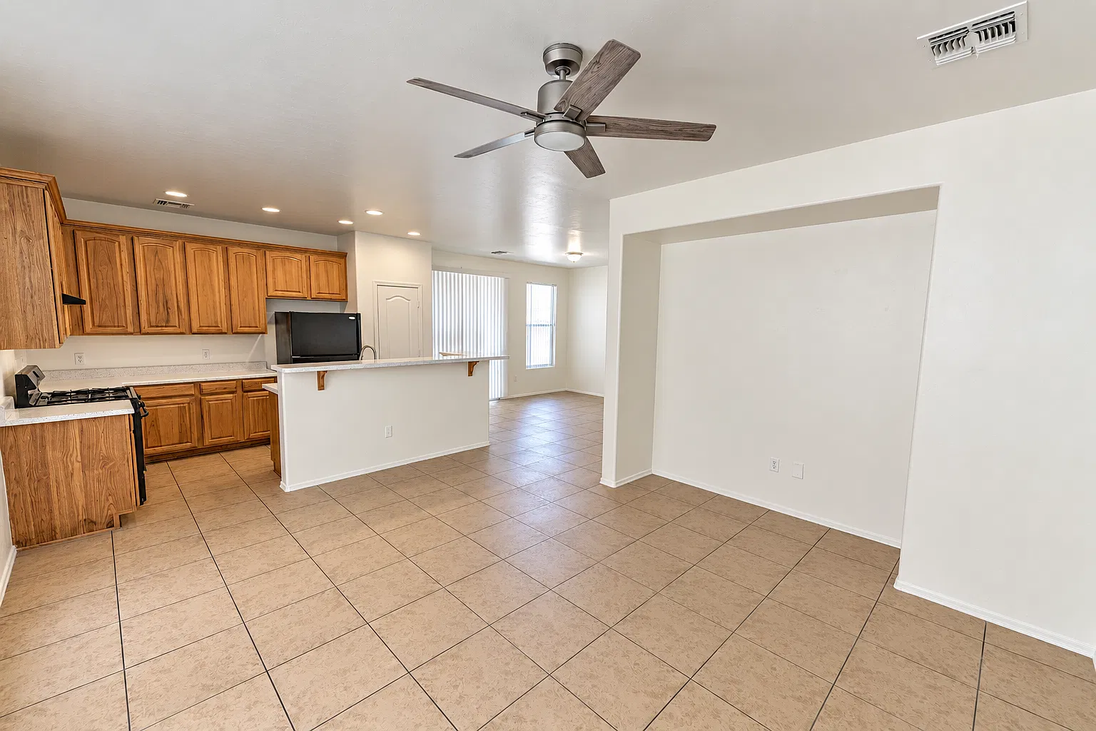 3 bed, 2.5 bath, 1608 sqft, $1,749 — Photo 3