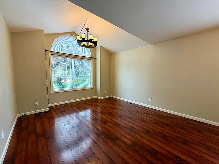 555 Edwards Dr — Photo 6