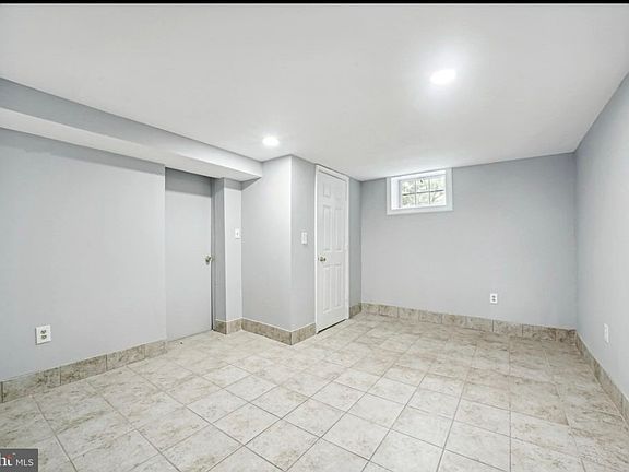 Large Spacious Bedroom with Closet and Window