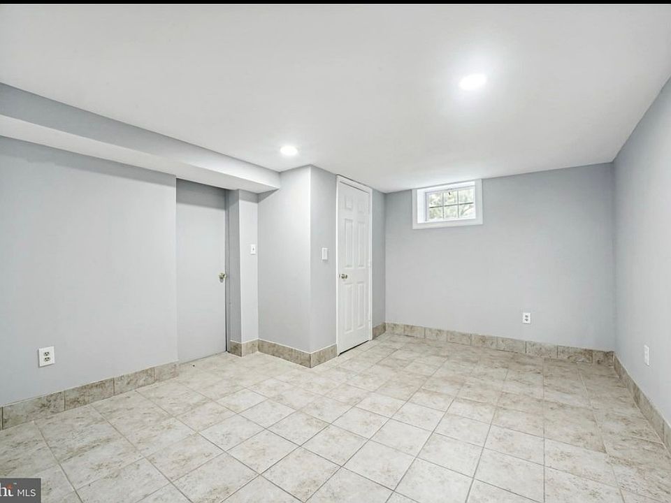 Large Spacious Bedroom with Closet and Window