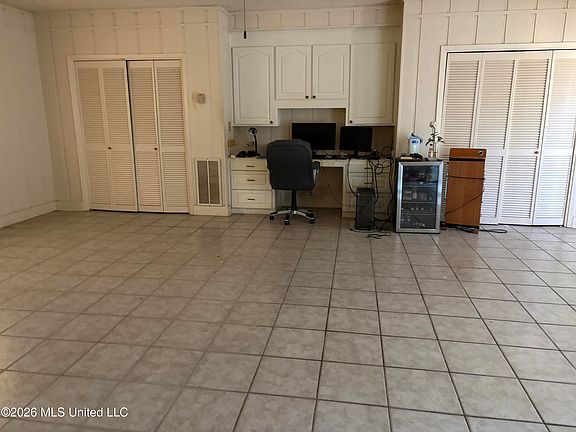 4th image of 348 Old Magee Rd