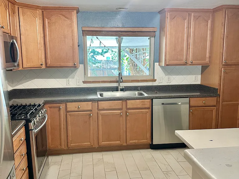 145 Niagara St — Photo 4
