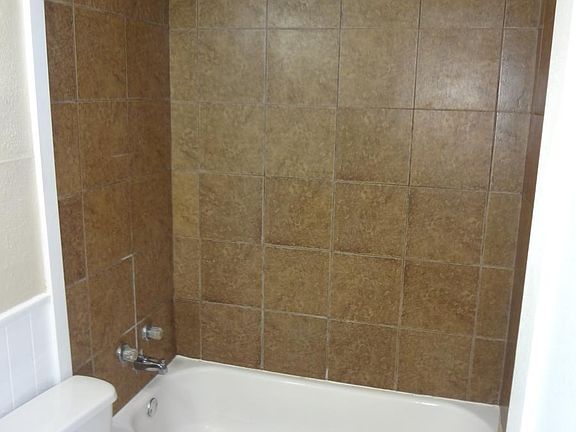 5th image of 752 E Rose Dr