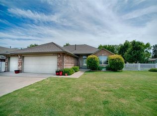 2304 NE 4th St, Moore, OK 73160