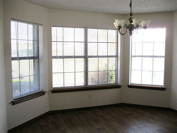 3rd image of 1924 W Indiana Cir