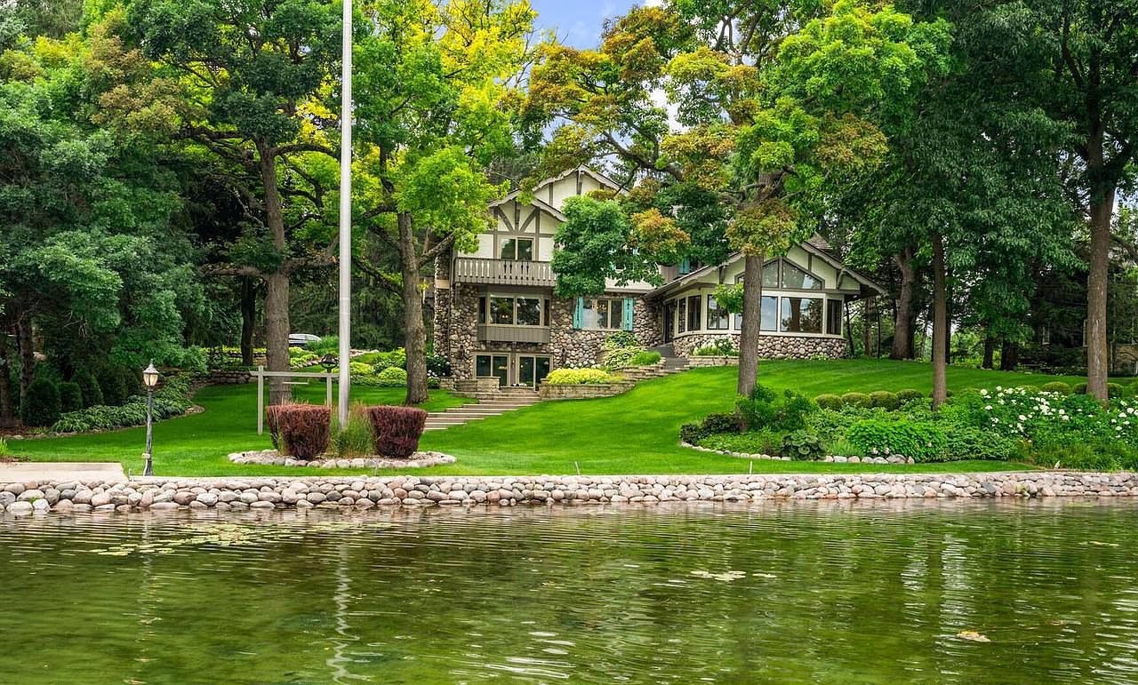 4744 North Pinecrest DRIVE, Village Of Chenequa, WI 53058 MLS