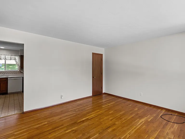 6138 Emerald Ave — Photo 4