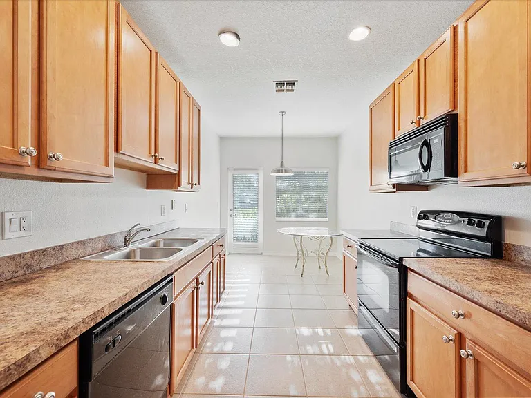 2106 SE Grand Dr — Photo 8