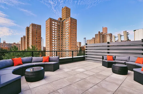 Rented by REZI | media 12