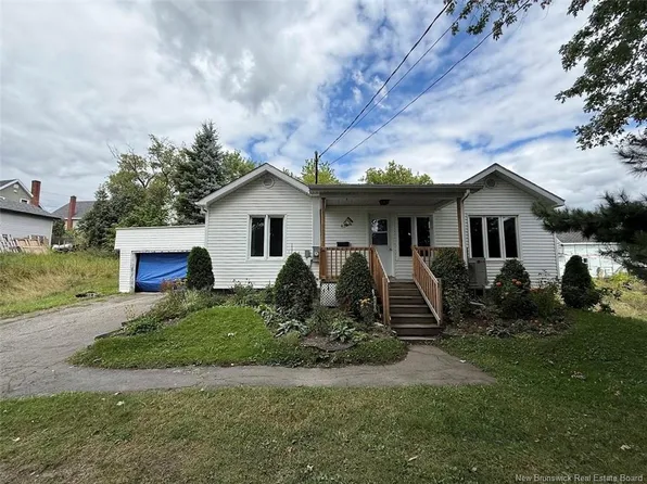 43 Queen St, Edmundston, NB E3V 1A3