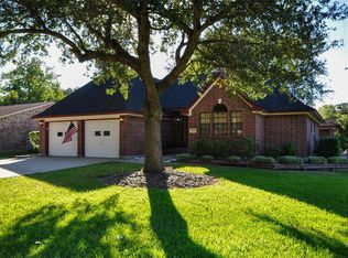 1833 N Valderas St, Angleton, TX 77515