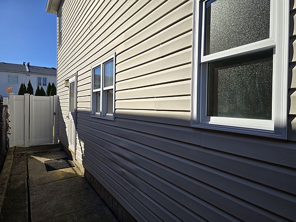 2nd image of 60 Garibaldi Ave Floor 2