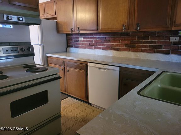 5th image of 411 1/2 Elm St