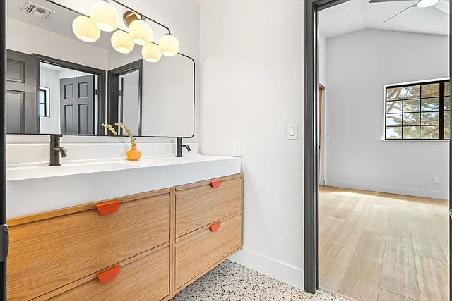 5741 S Pearl St — Photo 32