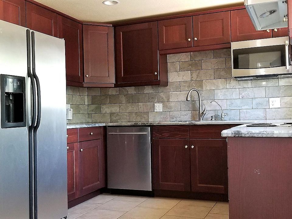 Main Floor Kitchen w/ granite counter tops!