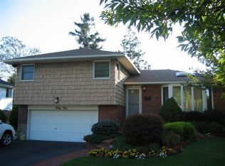 35 Maplewood Dr, Plainview, NY 11803