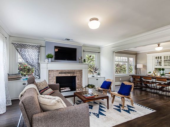 3rd image of 328 N Hobart Blvd