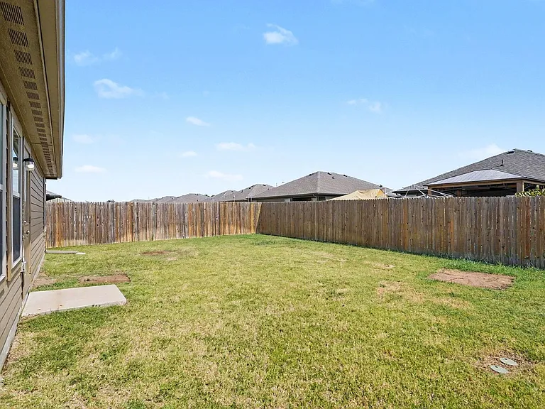 1425 Waverley Dr — Photo 24