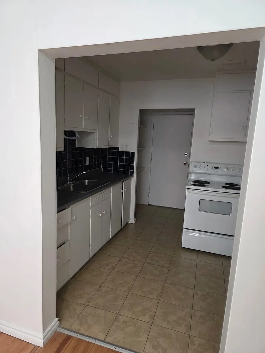 Building Photo - 3875 Robinson St #15