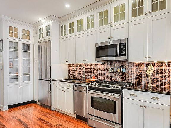 4th image of 225 W 70th St APT 4B