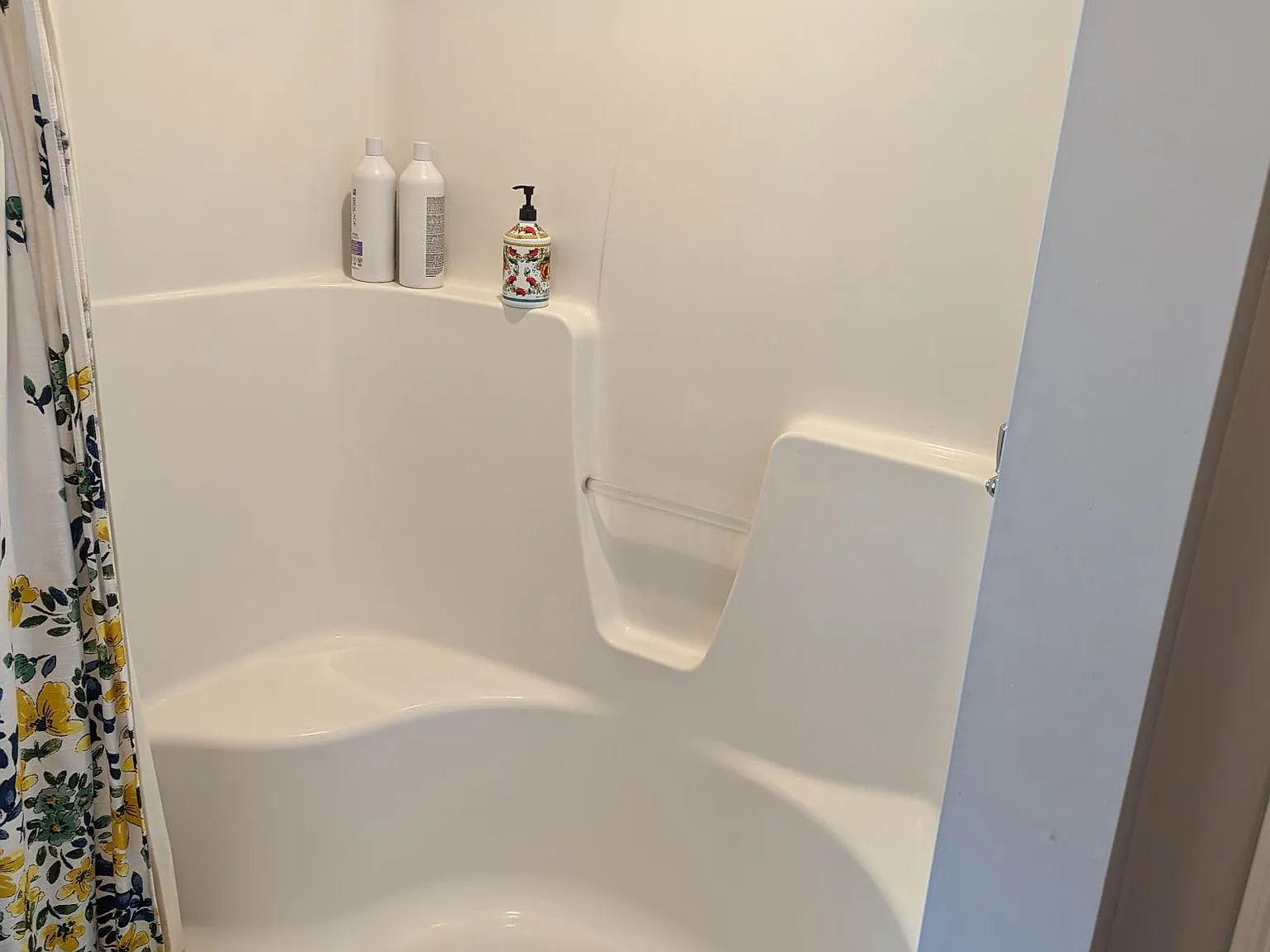 4 bed, 2.5 bath, 2640 sqft, $5,000 — Photo 3