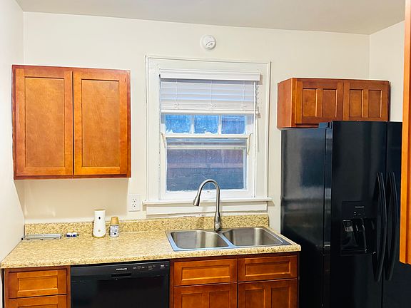 4th image of 111 N Sycamore St #1