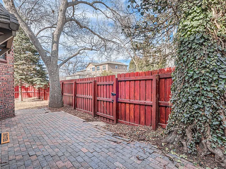 695 Ash St — Photo 23