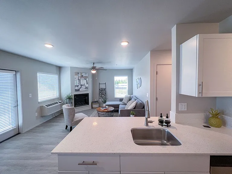 Leasing Special: $500 off 1 Month's Rent plus $1000 Standard Security Deposit! — Photo 47