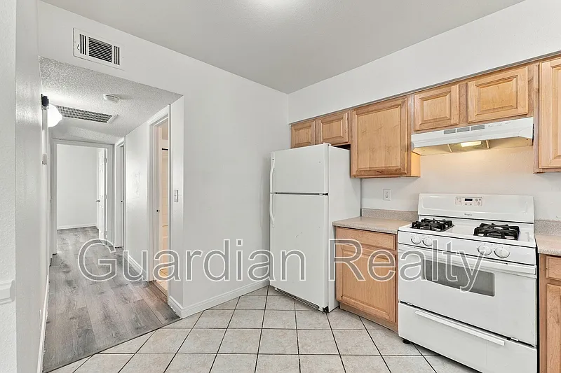 2 bed, 1.0 bath, 902 sqft, $1,220 — Photo 3