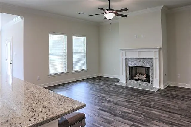 740 Jackson Ct — Photo 3