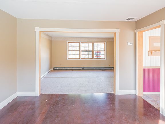 4th image of 4 Lauren Ln