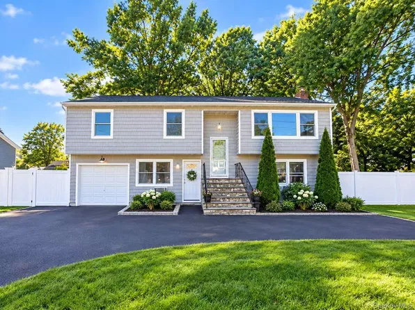 90 Dorchester Road, Ronkonkoma, NY 11779