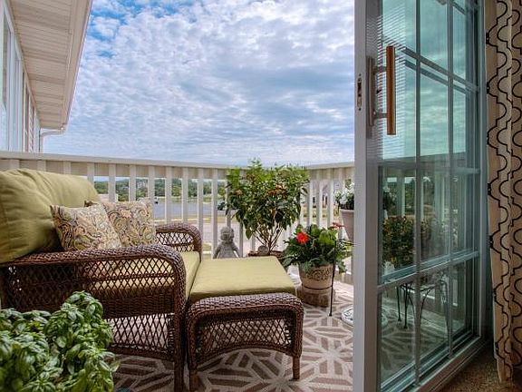 Hampton balcony