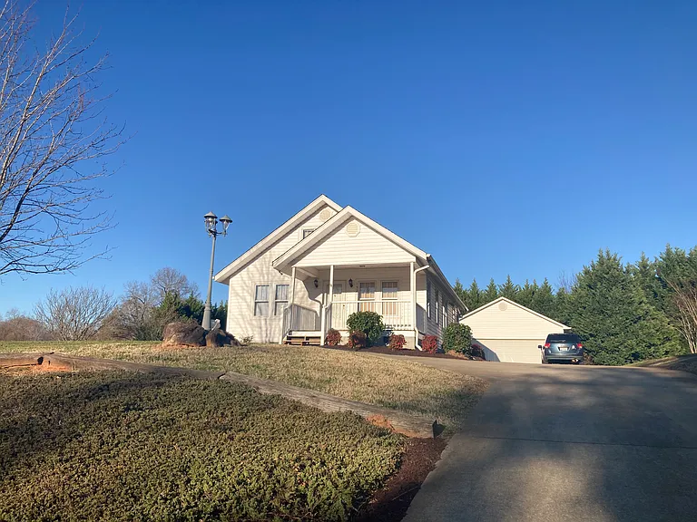 1320 Memorial Drive Ext — Photo 2