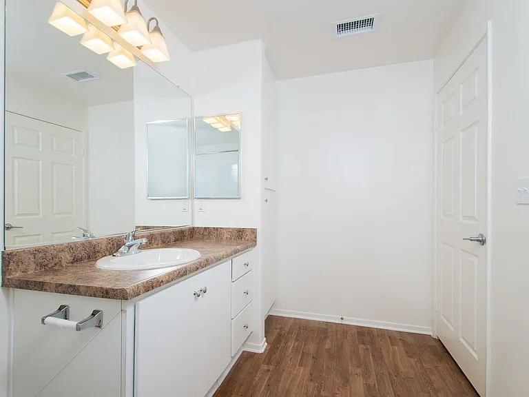 Avila Apartment Homes — Photo 30