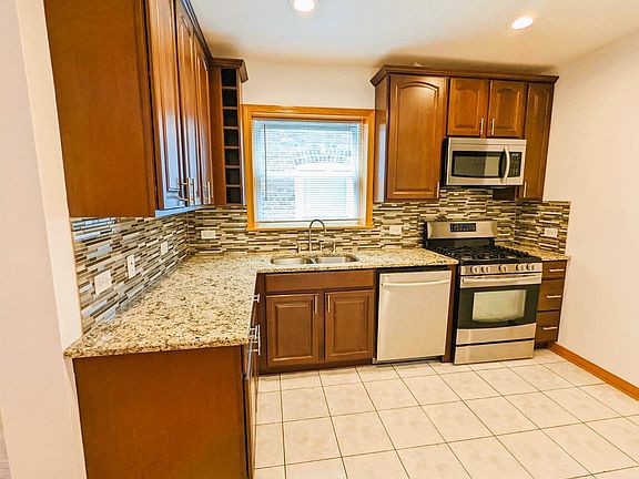 2nd image of 4800 N Rockwell St #2F