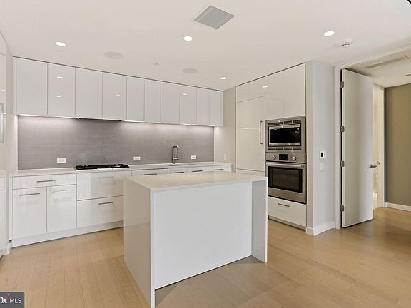 3rd image of 1111 24th St NW Unit 85