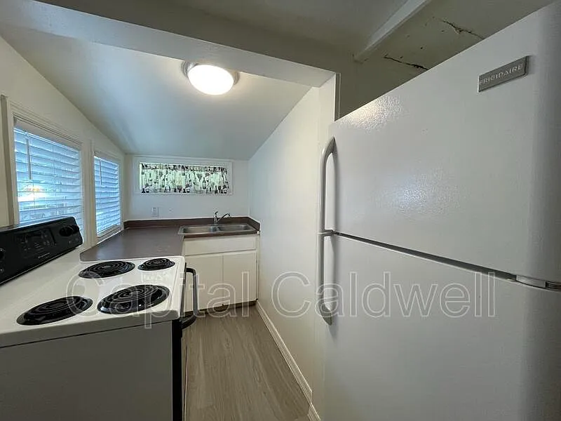 1 bed, 1.0 bath, 500 sqft, $1,050 — Photo 2