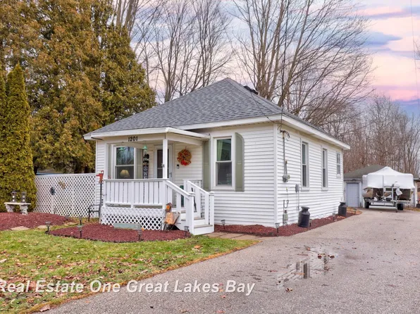 1201 Flint St, Saint Charles, MI 48655