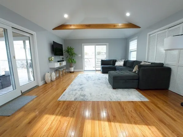 1376 Quaker St, Northbridge, MA 01534