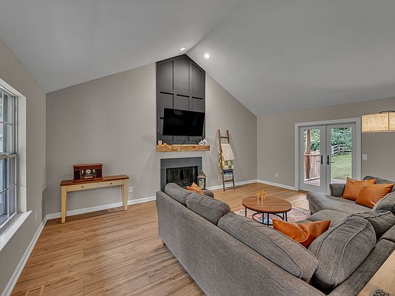 3rd image of 728 Glenn Ct