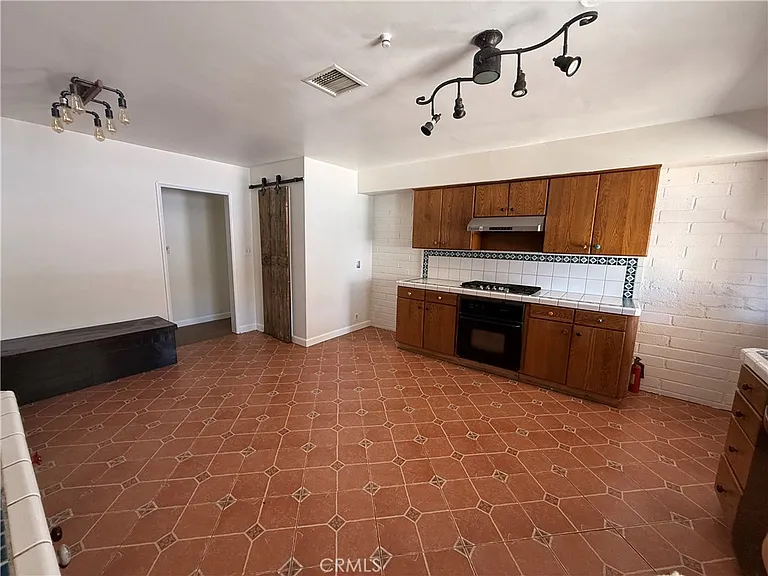 5055 Lincoln — Photo 4