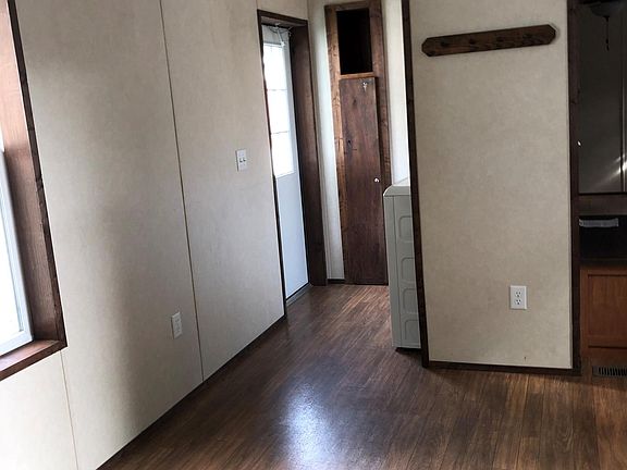 5th image of 126 S Redwood Ct